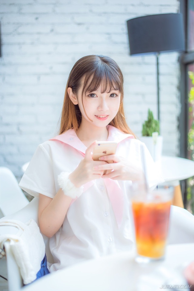 我现在这个年纪看真的觉得没什么，也实在没办法做到把思想“回到那个年代”哇。——韩寒《三重门》